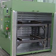 Pre-heating or drying of thermoplastic synthetic granulates are improving the flow behaviour and increase the plasticisation capacity and product quality.
