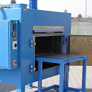 The drying ovens as so-called shuttle ovens facilitate the handling of heavy parts. There are versions with loading aids at the same height or completely retractable bogie cars. Smooth-running swivel and / or fixed castors support the operator when loadin
