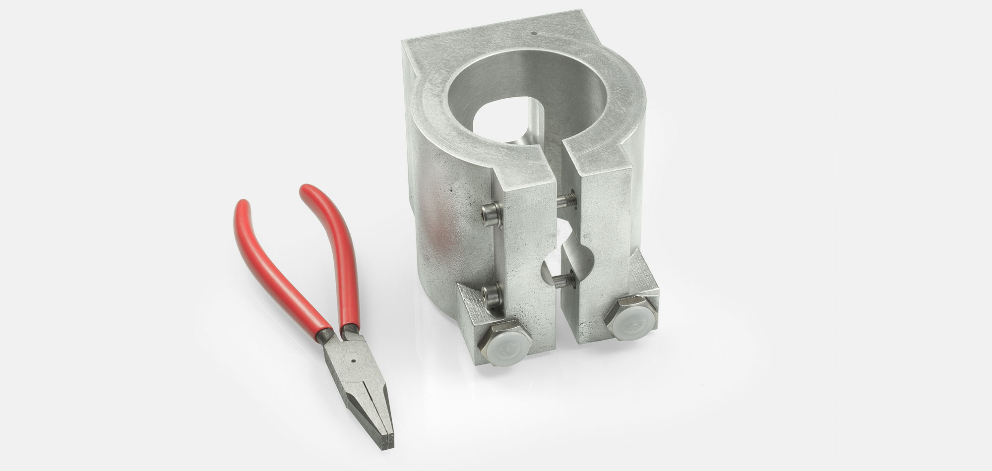 Cast-In Heaters are suitable for food industry machinery and pharmaceutical facilities. They are used for sealing and welding with and without coating. Based on uniform heat distribution, high precision of contact surfaces, reaction fast temperature range
