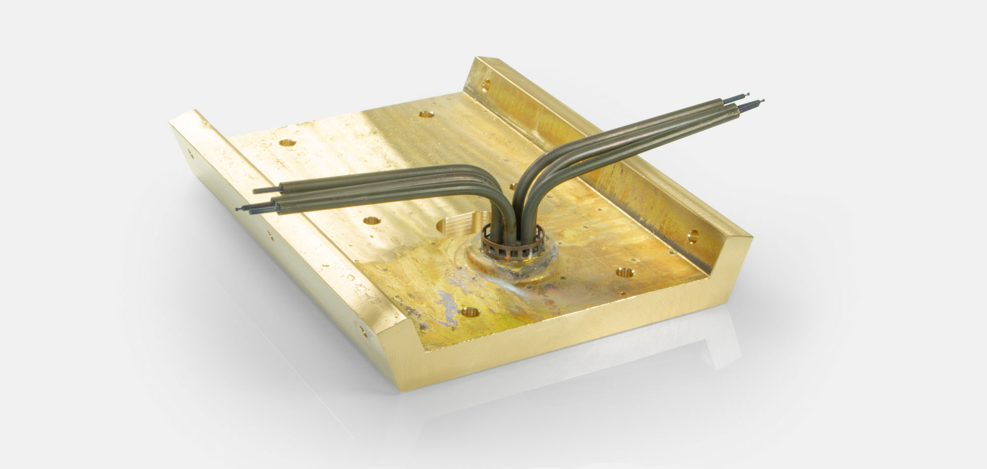 Cast-In Heaters are suitable for food industry machinery and pharmaceutical facilities. They are used for sealing and welding with and without coating. Based on uniform heat distribution, high precision of contact surfaces, reaction fast temperature range