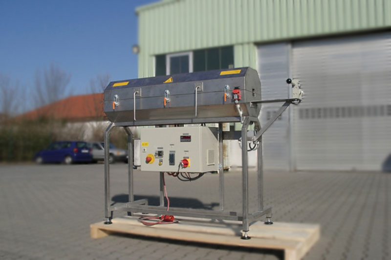 Transition Ovens are required with manufacturing processes of continuous heating, thermal treatment of cables, metal bands, synthetic profiles or similar. Several Transition Ovens can be linked together. Different temperatures for example at entering or e