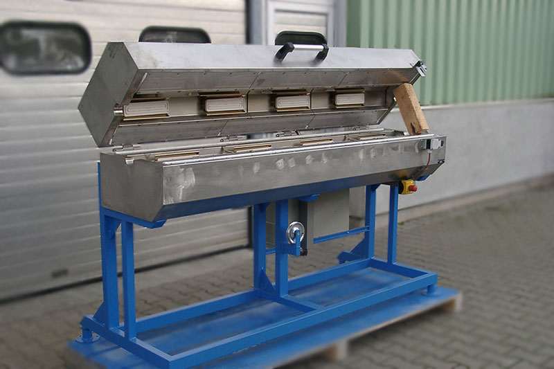 Transition Ovens with standing table equipped with stainless steel infrared radiators and hinged upper half for heating 9mm silicone cables