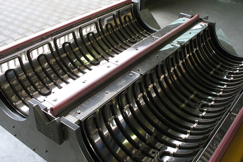 Transition Ovens are required with manufacturing processes of continuous heating, thermal treatment of cables, metal bands, synthetic profiles or similar. Several Transition Ovens can be linked together. Different temperatures for example at entering or e