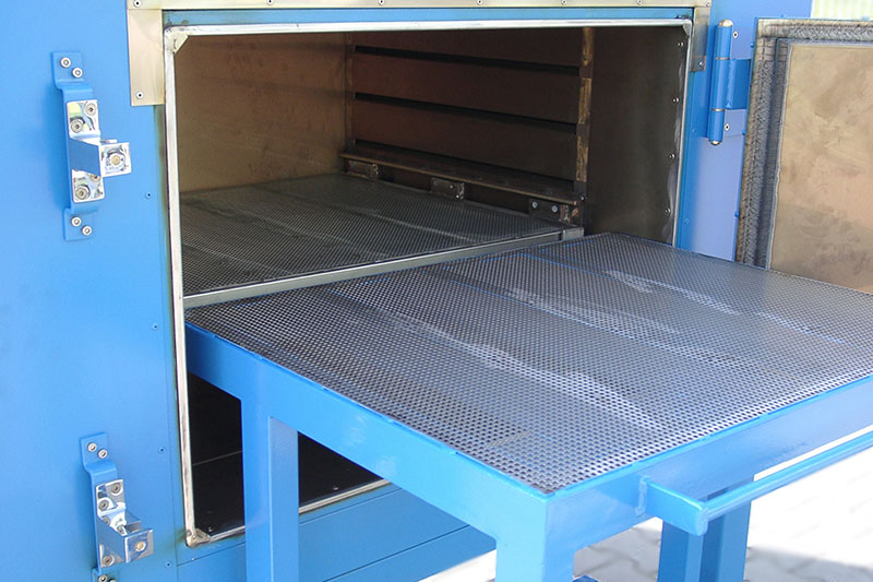 The drying ovens as so-called shuttle ovens facilitate the handling of heavy parts. There are versions with loading aids at the same height or completely retractable bogie cars. Smooth-running swivel and / or fixed castors support the operator when loadin