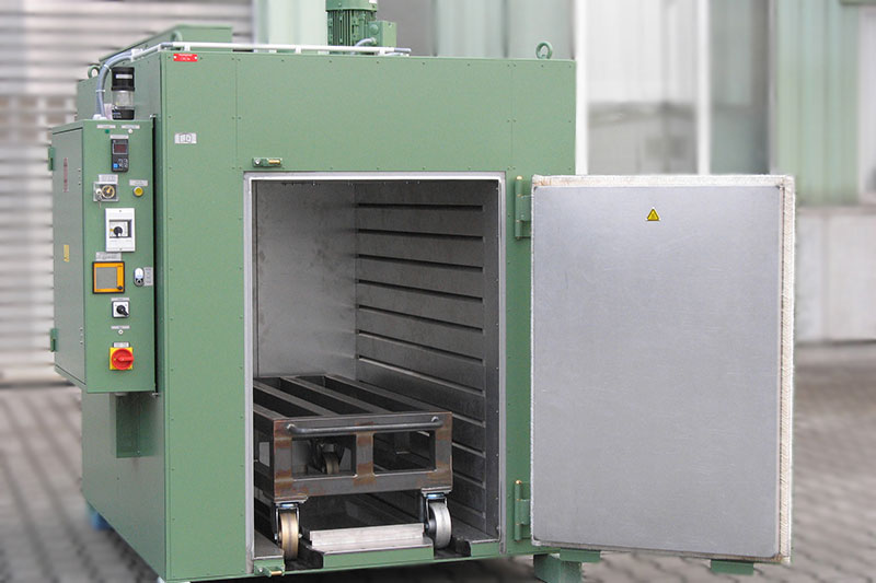 The drying ovens as so-called shuttle ovens facilitate the handling of heavy parts. There are versions with loading aids at the same height or completely retractable bogie cars. Smooth-running swivel and / or fixed castors support the operator when loadin