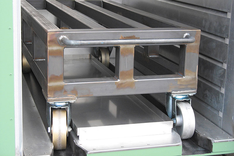 The drying ovens as so-called shuttle ovens facilitate the handling of heavy parts. There are versions with loading aids at the same height or completely retractable bogie cars. Smooth-running swivel and / or fixed castors support the operator when loadin