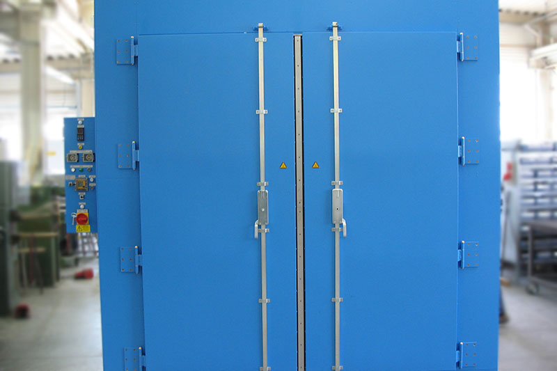 The drying ovens as so-called shuttle ovens facilitate the handling of heavy parts. There are versions with loading aids at the same height or completely retractable bogie cars. Smooth-running swivel and / or fixed castors support the operator when loadin