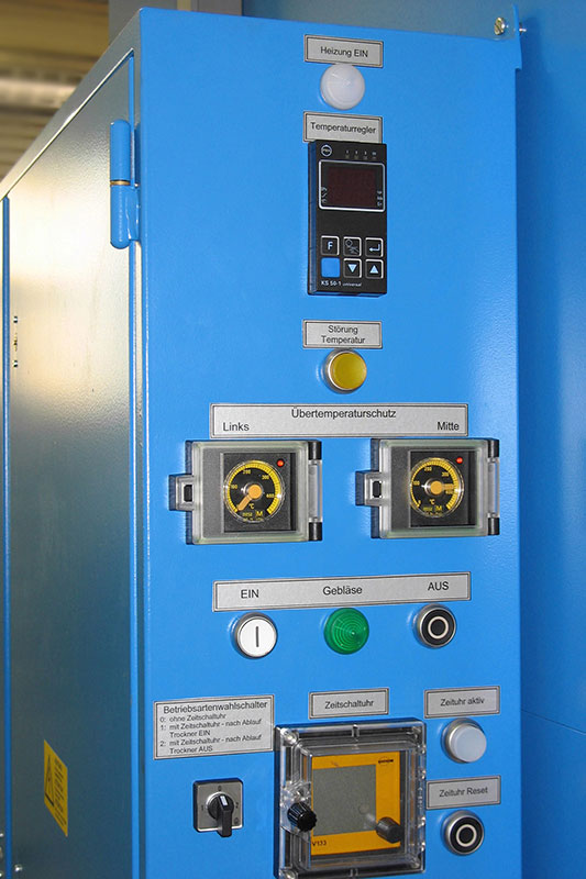 The drying ovens as so-called shuttle ovens facilitate the handling of heavy parts. There are versions with loading aids at the same height or completely retractable bogie cars. Smooth-running swivel and / or fixed castors support the operator when loadin