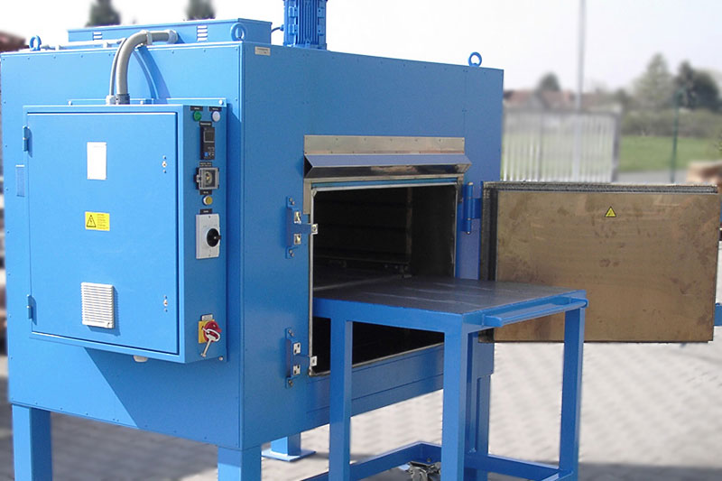 The drying ovens as so-called shuttle ovens facilitate the handling of heavy parts. There are versions with loading aids at the same height or completely retractable bogie cars. Smooth-running swivel and / or fixed castors support the operator when loadin