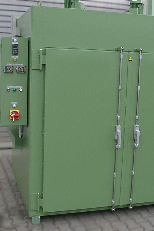 Pre-heating or drying of thermoplastic synthetic granulates are improving the flow behaviour and increase the plasticisation capacity and product quality.