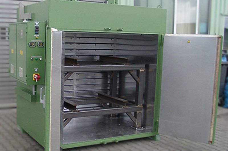 Pre-heating or drying of thermoplastic synthetic granulates are improving the flow behaviour and increase the plasticisation capacity and product quality.