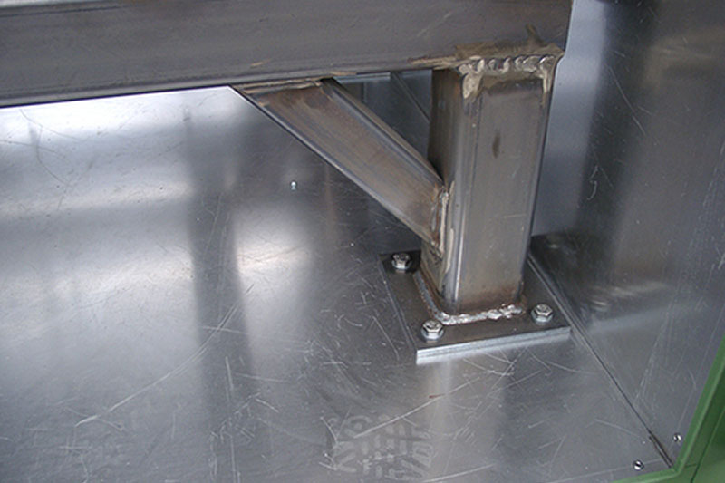Pre-heating or drying of thermoplastic synthetic granulates are improving the flow behaviour and increase the plasticisation capacity and product quality.