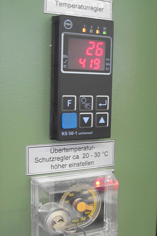 Heat Chambers are used for gentle, temperature accurate thermal treatment of components in the area of electronic power controller production. Inert-gas atmosphere supports this process.