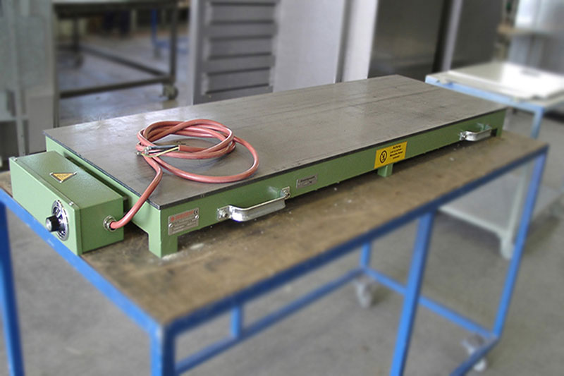 Heating Plates are suitable for wax heating as well as heating of coil bodies and metallic moulds. Designs with covers avoid heat loos and improve the temperature distribution of the Heating Plate.