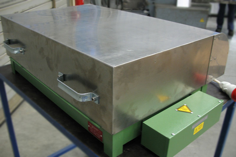 Heating Plates are suitable for wax heating as well as heating of coil bodies and metallic moulds. Designs with covers avoid heat loos and improve the temperature distribution of the Heating Plate.