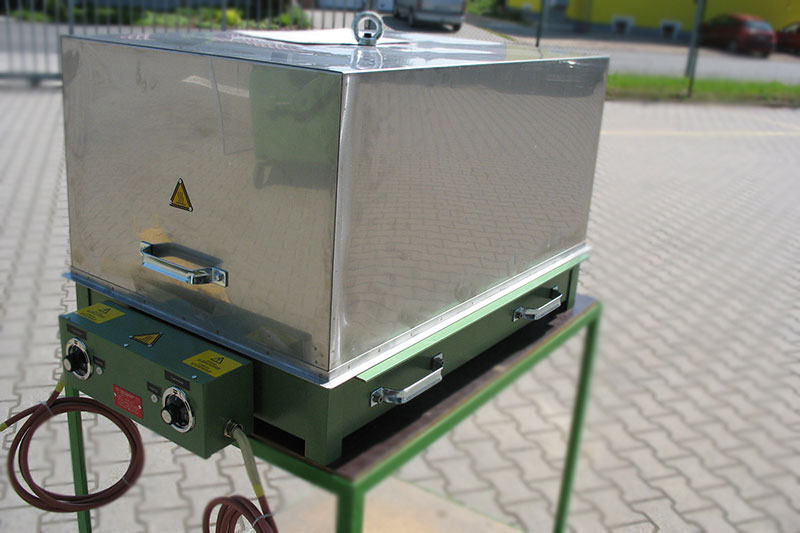 Heating Plates are suitable for wax heating as well as heating of coil bodies and metallic moulds. Designs with covers avoid heat loos and improve the temperature distribution of the Heating Plate.